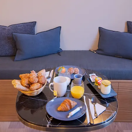 Tinah Paris, Aboukir Hotel Paris